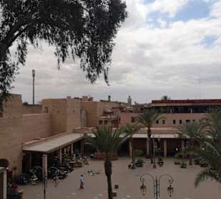 Blick auf den Platz in Richtung El Badipalast