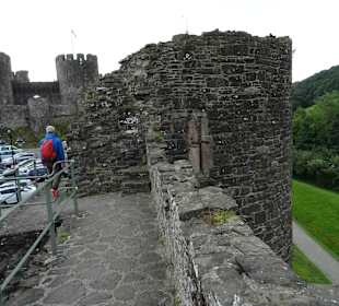 Auf der Stadtmauer von Conwy.