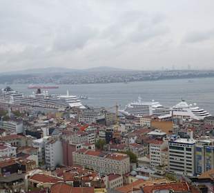 Hoch über der Stadt Blick auf die Schiffe