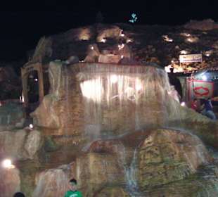 Beleuchteter Wasserfall