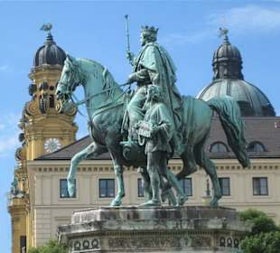 Theatinerkirche mit Reiterstandbild Ludwig I