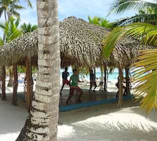 Tänze am Strand von Bayahibe