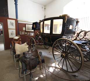 Exponate im Marstall Museum