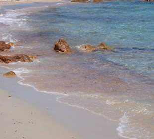 Feiner Sand mit einzelnen Steinchen