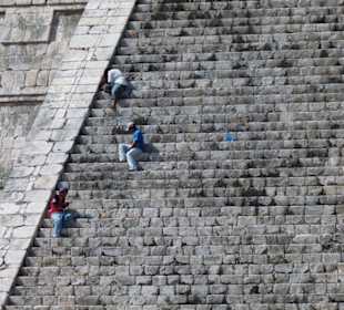 Reinigungskräfte an der Hauptpyramide