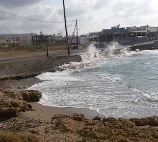 Strandpromenade bei hohen Wellen