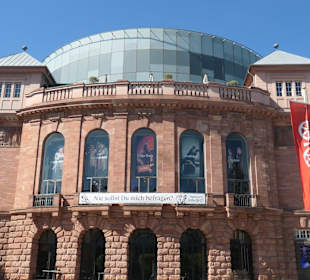 Blick zum Staatstheater Mainz am Gutenbergplatz