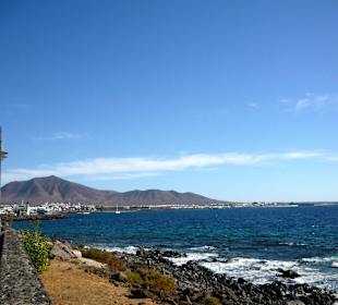 Begleitende Wellen an der Strandpromenade