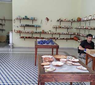 Verkaufsraum mit Töpferei und d. Töpfer