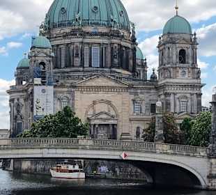 Dom von der Spree aus