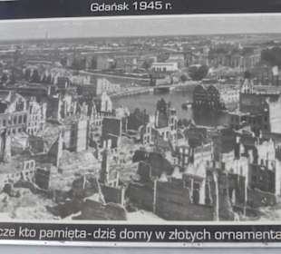 Bilder des zerstörtem Danzigs im Tor-Durchgang