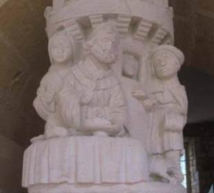 Detail des Kreuzgangs: Figuren an einem Kapitel