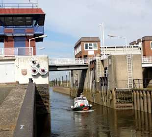 Schleuse und Zentrale des Sperrwerkes