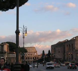 Colosseo da lontano al tramonto