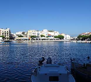 Blick auf den Süßwassersee in Agios Nikolaos