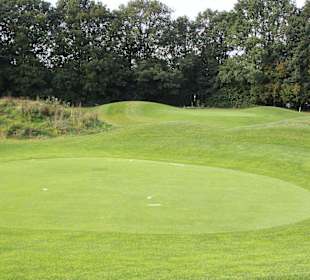Hügel vor dem Green