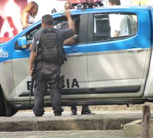 Immer die Waffe griffbereit, normal in Rio