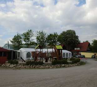 Spielplatz und Hofanlage 