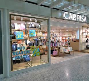 Geschäfte im Terminal des Flughafens von Olbia