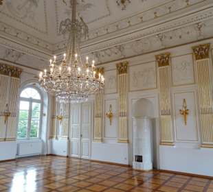 Im weißen Saal des Schlosses Fantaisie