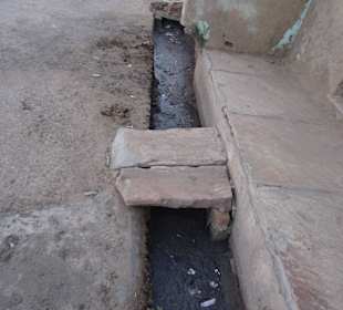 Alles in offenen Kanälen, stinkt bei der Wärme