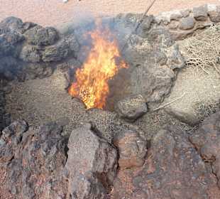 Feuer entfacht durch die Hitze der Erde