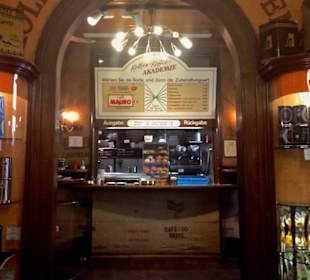 Eingang ins Stehcafe