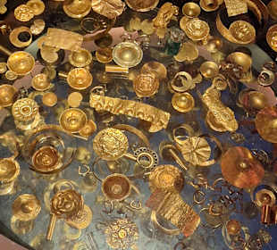 Goldobjekte im abgedunkelten Raum