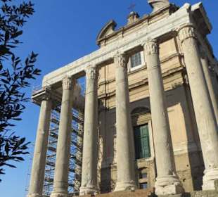 Tempel des Antoninus und der Faustina (141 n.Chr.)