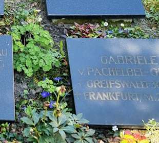 Grabtafeln vor der Kirche