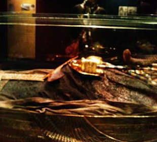 Geöffneter Sarkophag