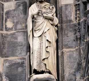 Statuen an der Fassade des Aachener Doms
