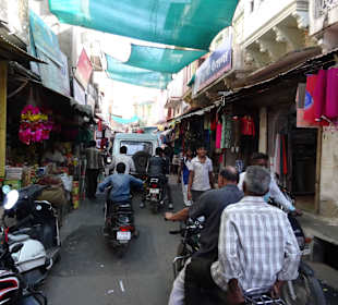 Mopeds hupend durch die Altstadt