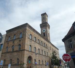 Das Rathaus mit 55 Meter hohem Rathausturm