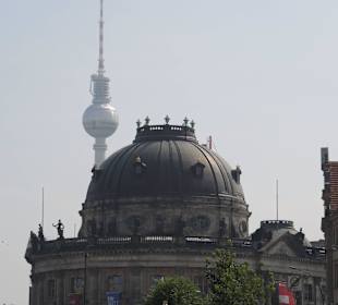 Museumsinsel und Fernsehturm vom Schiff aus