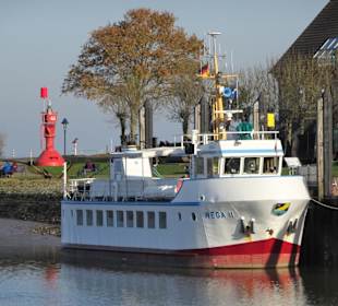 Das Ausflugsschiff Wega II im Hafen 