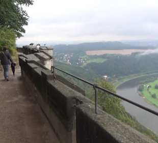 Entlang der Festungsmauer