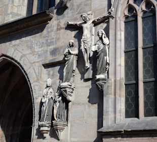 Kreuzigungsgruppe an der Kirchenwand