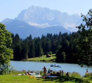 Der Badesee - im Hintergrund das Karwendelgebirge