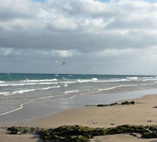 Strand rechts vom Hotel 