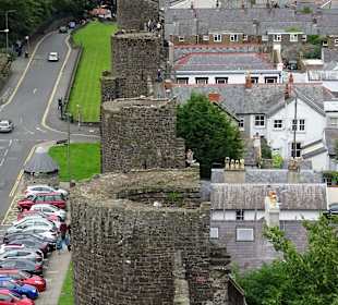 Auf der Stadtmauer von Conwy.