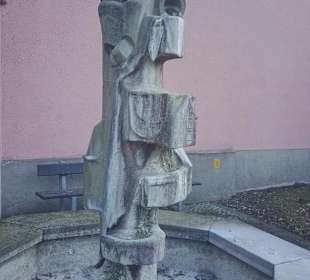 Brunnen zwischen Hauptstraße und Kirche St. Rochus