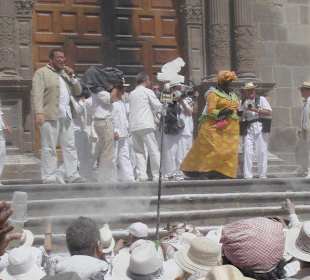 Vor der Kirche wird Conga getanzt und gesungen