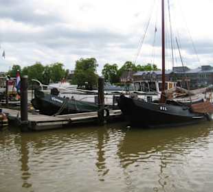 Museumshafen: alte Schlepper und Schub-Boote