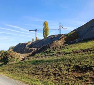 Die Kräne und Bagger fahren auf