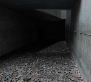 Installation Shalechet (Gefallenes Laub)