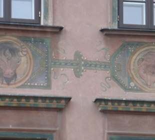 Schöne Häuserbemalungen am Altstadt-Marktplatz