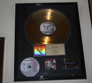 Ausstattung Cafe durch prominente Gegenstände