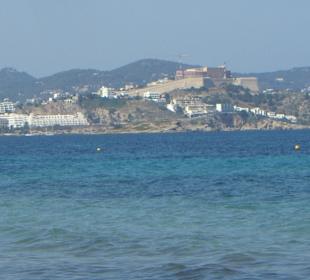 Blick aus der Ferne auf Dalt Vila