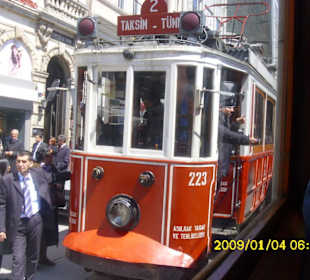 Eine Fahrt mit dem Historischen Tram durch Beyoglu